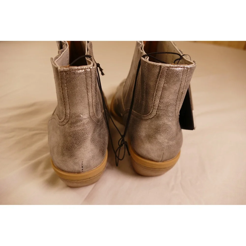 Forever 21 Silver Metallic Western Ankle Boots,Cowboy Booties, Size 8 minimalist